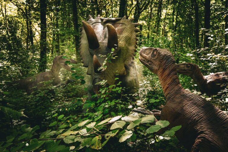 Os maiores predadores do período Mesozoico: um guia completo sobre os répteis carnívoros e suas estratégias de caça